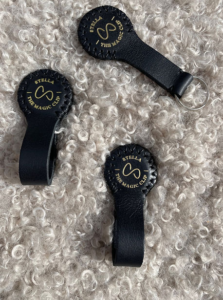 Stella Clip: Lavish Black - Black with gold logo (2pcs)